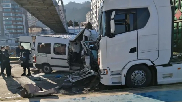 Öğrenci servisi park halindeki tıra çarptı: 1 ölü, 13 yaralı