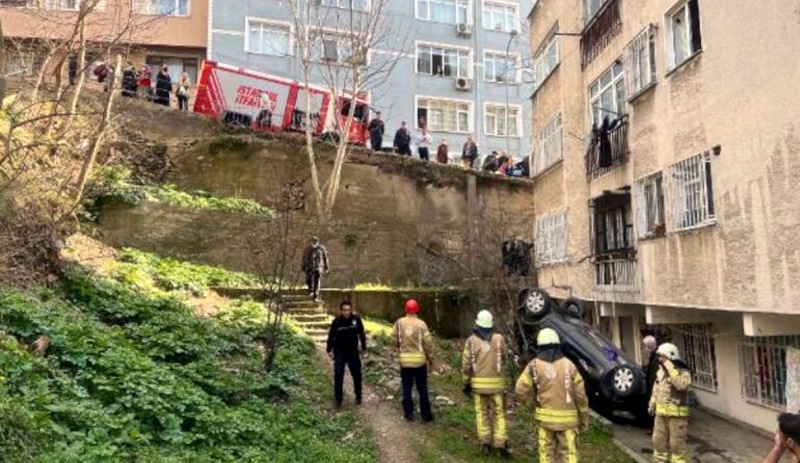 Üsküdar'da apartmanın bahçesine otomobil düştü