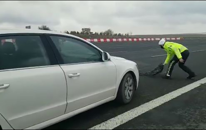 İnanılmaz görüntüler; polis, Semra Kuytul’un otomobilinin önüne kapan attı!