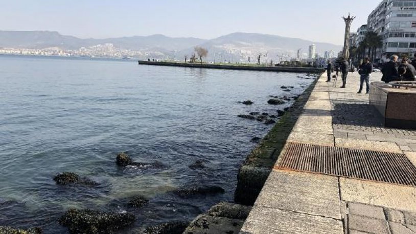 İzmir'de deniz suyu seviyesi düştü, iskele kapatıldı!