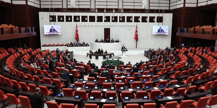Seçim Kanunu Teklifi hangi düzenlemelerle öne çıkıyor, siyasi partilerin yol haritası ne olacak?