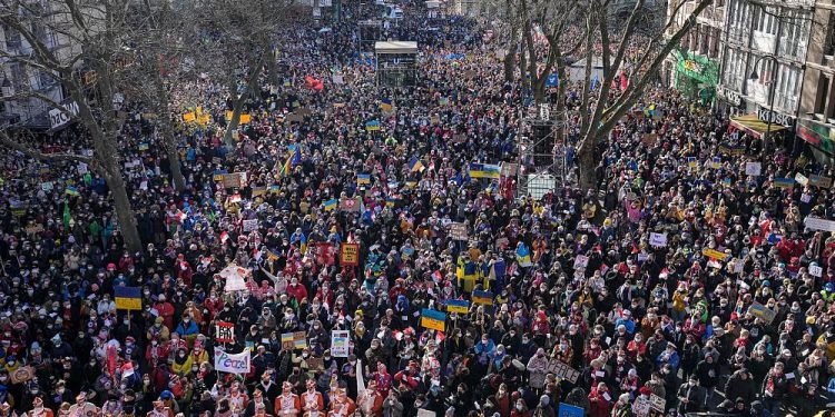 Almanya’da festival Ukrayna’ya destek gösterisine dönüştü, yüzbinlerce kişi katıldı