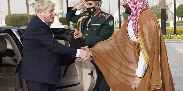 Batı’nın baskısı altındaki Suudi Arabistan, Rusya ve Çin’e karşı nasıl politika izleyecek?