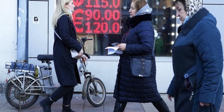 Batılı ülkelerin yaptırımları Ukrayna’yı işgal eden Rusya’nın ekonomisini nasıl etkiledi?