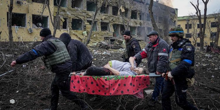 Rusya’nın Ukrayna’da bombaladığı doğum hastanesindeki hamile kadın ve bebeği yaşamını yitirdi