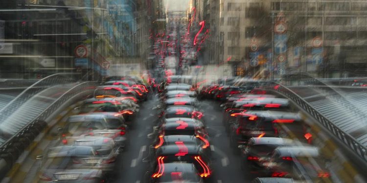 Rus petrolünü kullanmamak için Almanların yarısı haftada bir gün direksiyonu bırakmaya hazır | Anket