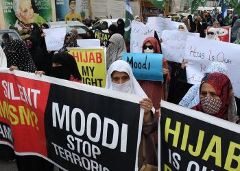 Hindistan’daki okullara başörtüsü ile girme yasağı Pakistan’da protesto edildi