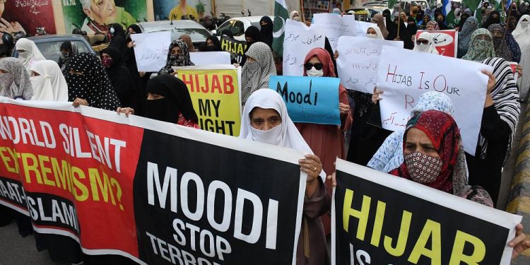 Hindistan’daki okullara başörtüsü ile girme yasağı Pakistan’da protesto edildi
