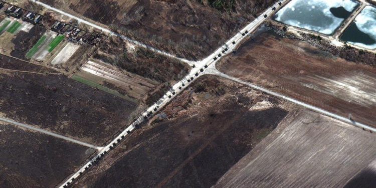 Rusya’nın Ukrayna’yı işgali: 64 km’lik Rus askeri konvoyu Kiev’e ilerliyor