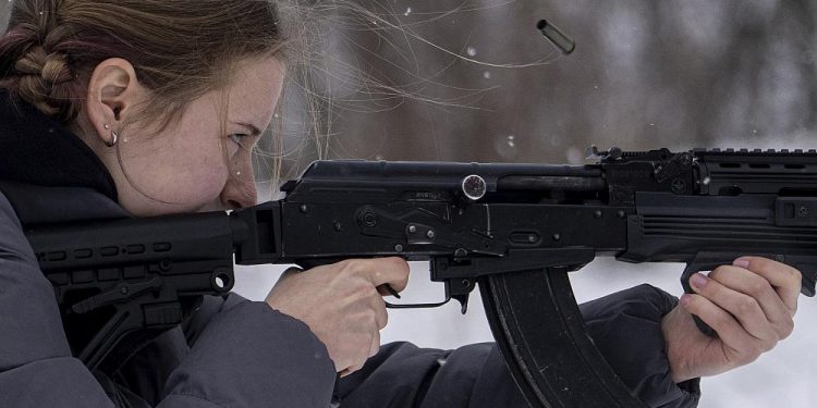 Ukrayna işgalinin ardından Polonya’da silah eğitimi alanların sayısında patlama yaşanıyor