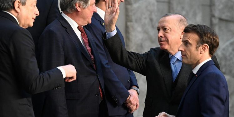 Macron: Erdoğan ile Mariupol kentinde ortak insani operasyon düzenlemeye karar verdik