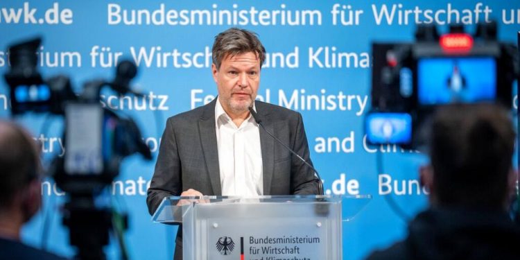 Almanya yıl sonunda Rus petrolüne bağımlılığı bitirmeyi hedefliyor