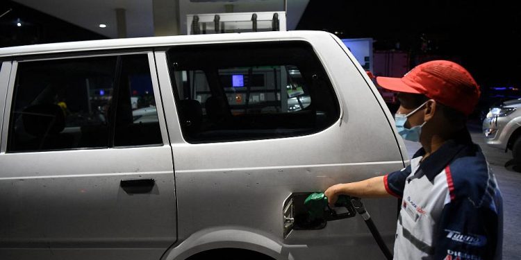 Hollanda’da akaryakıt firmasından kampanya: Fiyatlar 1 saatliğine 20 yıl öncesine döndü