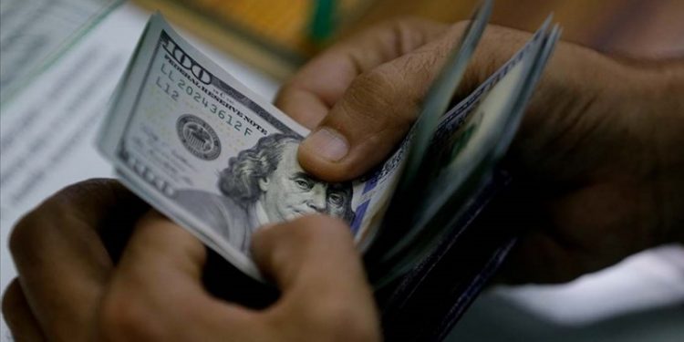 Dolar yatay seyre geçti