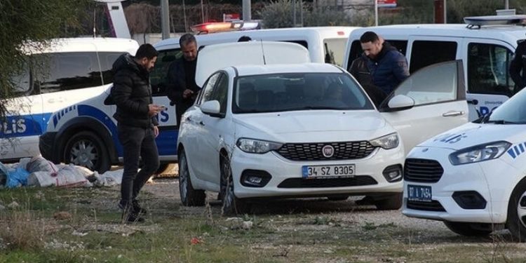 4 gündür park halinde olan otomobilin bagajında ceset bulundu