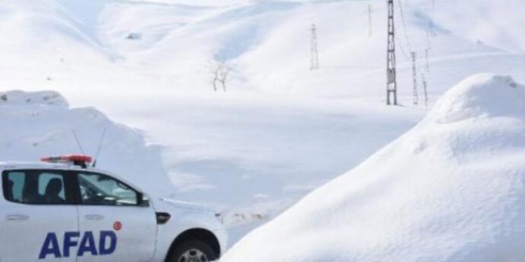 40 ev çığ tehlikesi sebebiyle tahliye edildi