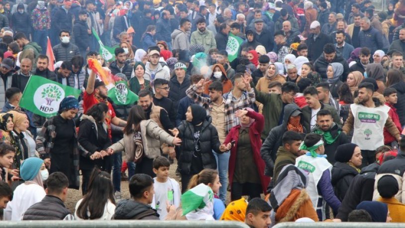 5 yaşındaki ikizler karakola götürülmüştü: 2 yaşındaki bebeği de kıyafeti nedeniyle Newroz'a almak istemediler