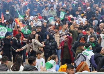 5 yaşındaki ikizler karakola götürülmüştü: 2 yaşındaki bebeği de kıyafeti nedeniyle Newroz'a almak istemediler
