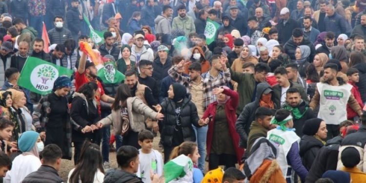 5 yaşındaki ikizler karakola götürülmüştü: 2 yaşındaki bebeği de kıyafeti nedeniyle Newroz'a almak istemediler