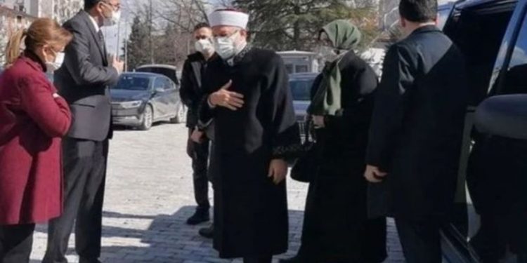 53 aracı bulunan Diyanet'in Başkanı Ali Erbaş, VIP minibüs kullanmaya başladı