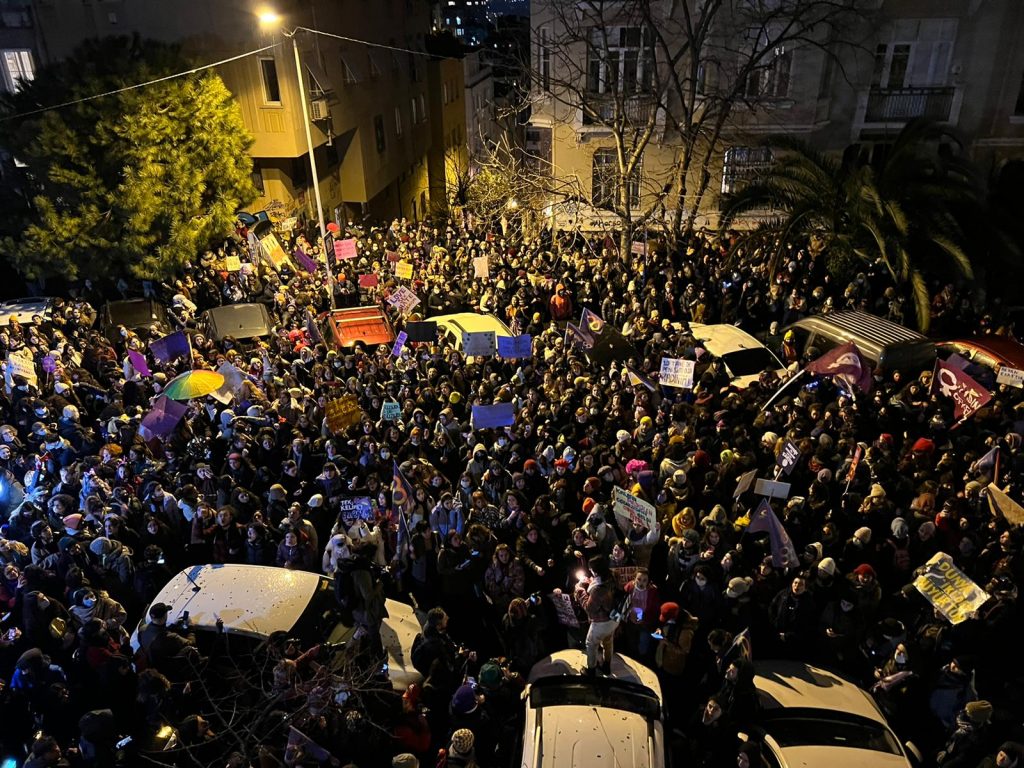 8 Mart’ta polis ‘kadınlar girmesin’ diye Taksim’i barikatlarla çevirdi; biber gazıyla müdahale etti