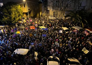 8 Mart’ta polis ‘kadınlar girmesin’ diye Taksim’i barikatlarla çevirdi; biber gazıyla müdahale etti