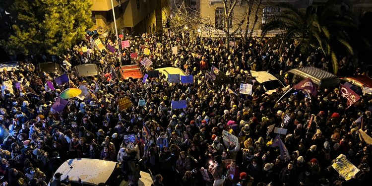 8 Mart’ta polis ‘kadınlar girmesin’ diye Taksim’i barikatlarla çevirdi; biber gazıyla müdahale etti
