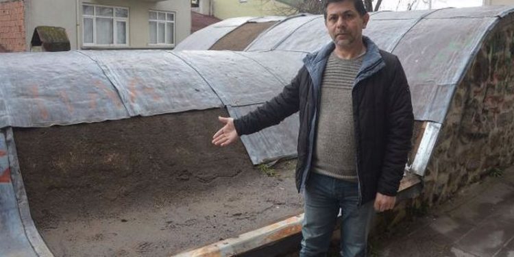 840 yıllık türbenin çatı levhalarını çaldılar