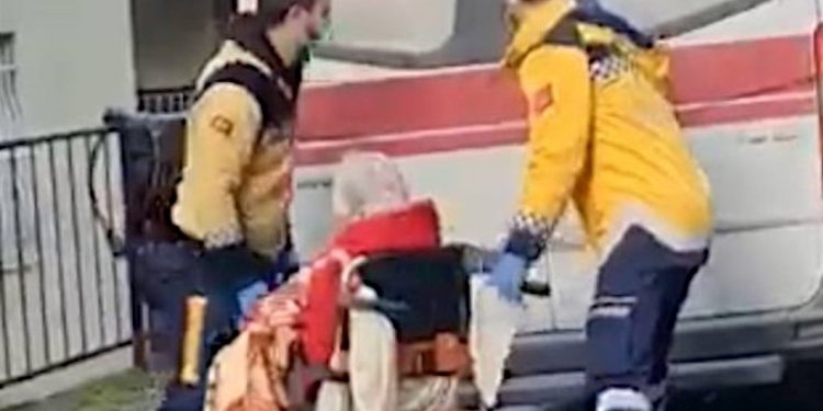 92 yaşındaki emekli hemşireye bakıcı şiddeti