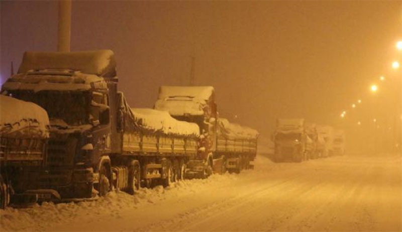 Ağrı-Erzurum kara yolu tır geçişine kapatıldı