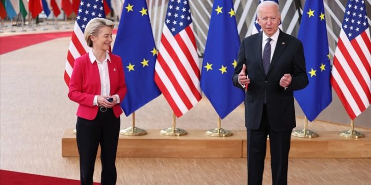 ABD ve AB arasında dev enerji anlaşması: Rusya'ya bağımlılığı azaltmak için imzalar atıldı