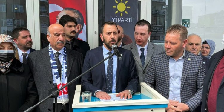 AKP ve MHP'den ayrılan 1071 kişi İYİ Parti'ye katıldı