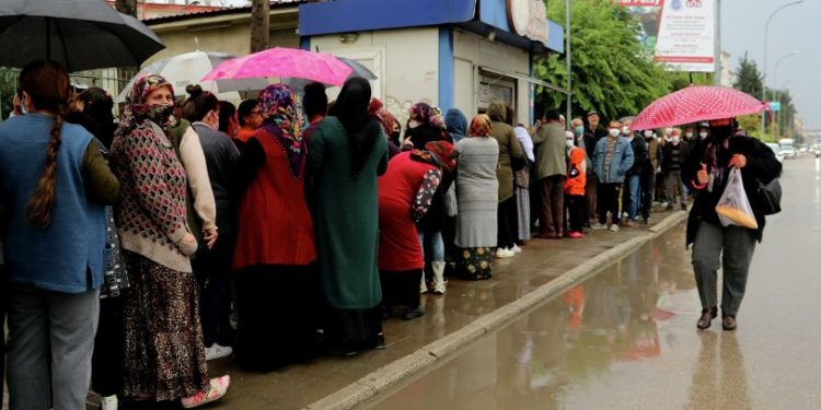 AKP'li belediye başkanı, Halk Ekmek kuyruklarıyla dalga geçti!