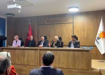 AKP'nin Diyarbakır ana kademe toplantısında Kürtçe şarkı seslendirildi