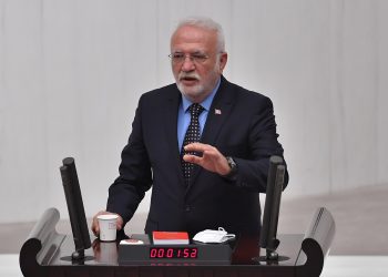 AKP’li Elitaş vatandaşa Ramazan pidesini çok gördü: ‘Hemen bayatlar biliyorsunuz’