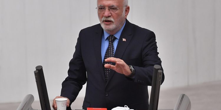 AKP’li Elitaş vatandaşa Ramazan pidesini çok gördü: ‘Hemen bayatlar biliyorsunuz’