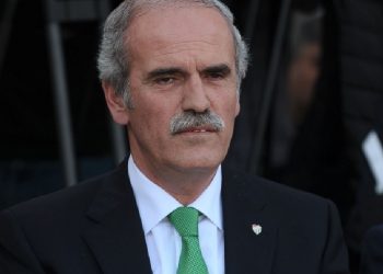 AKP’li eski başkan Recep Altepe korumasını topuğundan vurdu