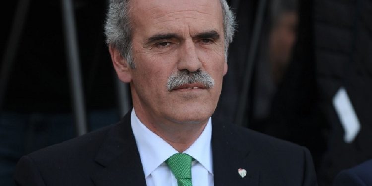 AKP’li eski başkan Recep Altepe korumasını topuğundan vurdu