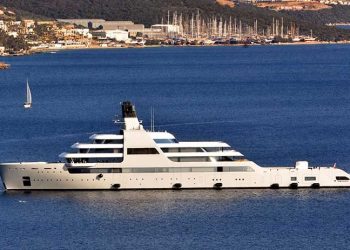 Abramovich’in yatının Bodrum'a yanaşmasına Ukraynalı çocuklar engel oldu, yat polis yardımıyla yanaştı