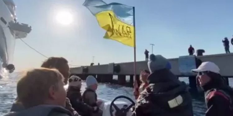 Abramoviç'in iki yatı Türkiye'de: Ukraynalı yelkenciler Bodrum'da Rus milyarderi protesto etti