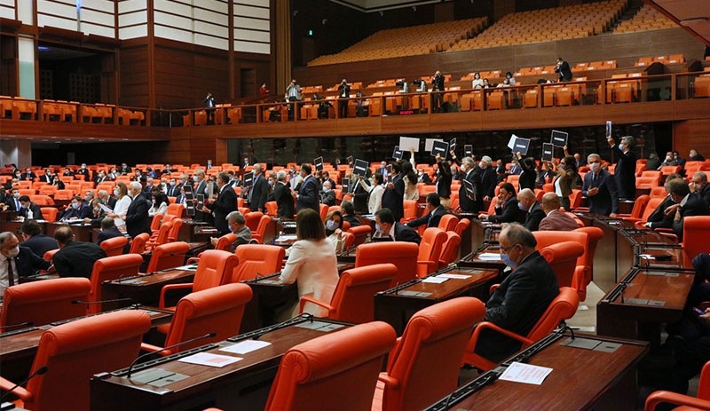 'Acil yargı paketi' Meclis'e geldi: Israrlı takip de suç kapsamına alınıyor