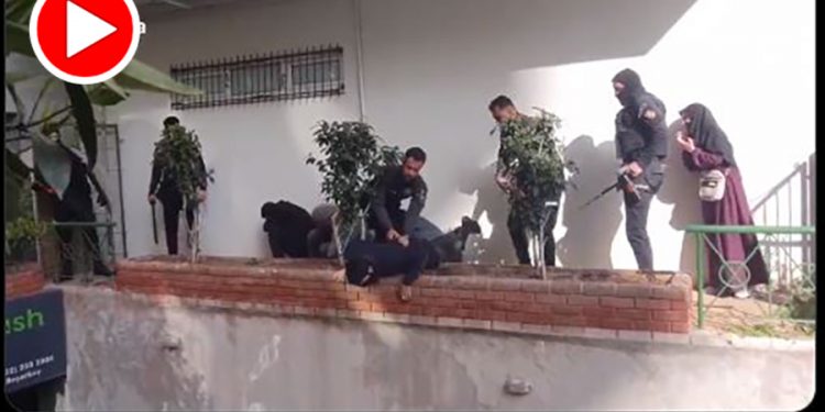 Adana’da işkenceci polise sokağı dar ettiler: Yazıklar olsun!