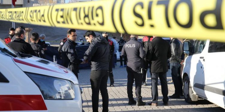 Adliye önünde silahlı kavga: Üç kişi öldü, dört kişi yaralandı