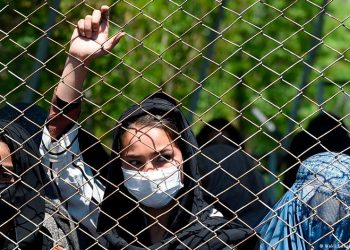 Afgan kadınlar erkek refakatçi olmadan uçağa binemeyecek