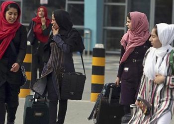 Afganistan’da kadınların uçakla yalnız yolculuk yapması yasaklandı