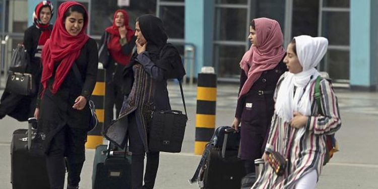 Afganistan’da kadınların uçakla yalnız yolculuk yapması yasaklandı