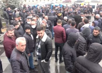 Akaryakıt zamlarına isyan eden Ankaralı şoförler kontak kapattı