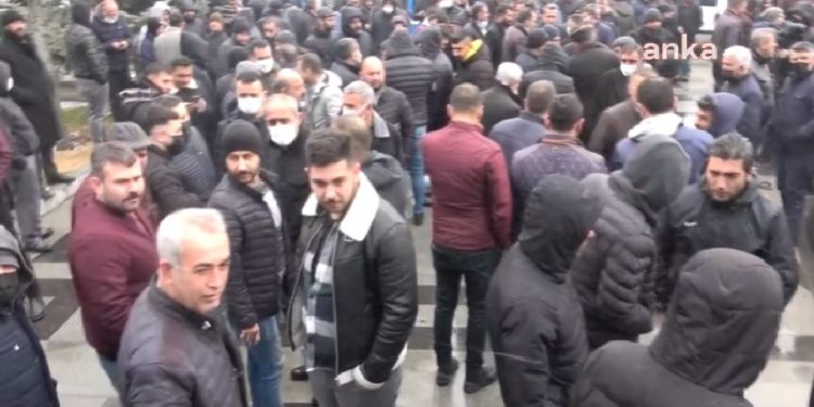 Akaryakıt zamlarına isyan eden Ankaralı şoförler kontak kapattı