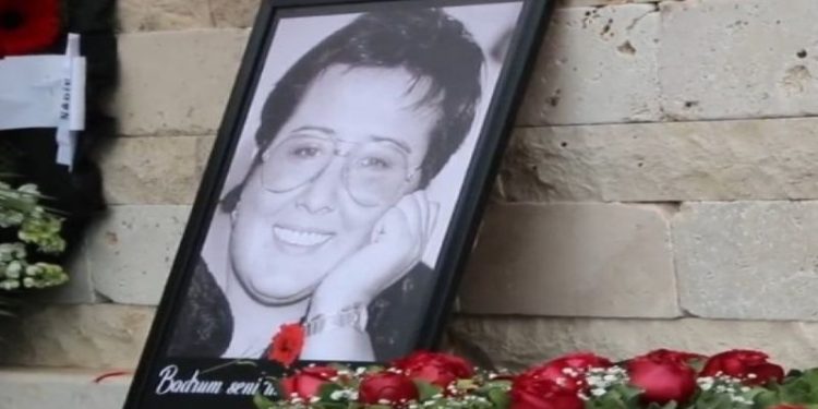 Akrep Nalan, cami hoparlöründen yükselen 'Halikarnas' şarkısıyla uğurlandı