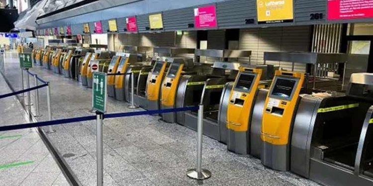 Almanya'da havaalanlarındaki grev nedeniyle yüzlerce uçuş iptal edildi